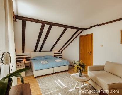 Wohnungen Mara, Dachzimmer mit Meerblick, Privatunterkunft im Ort Kumbor, Montenegro